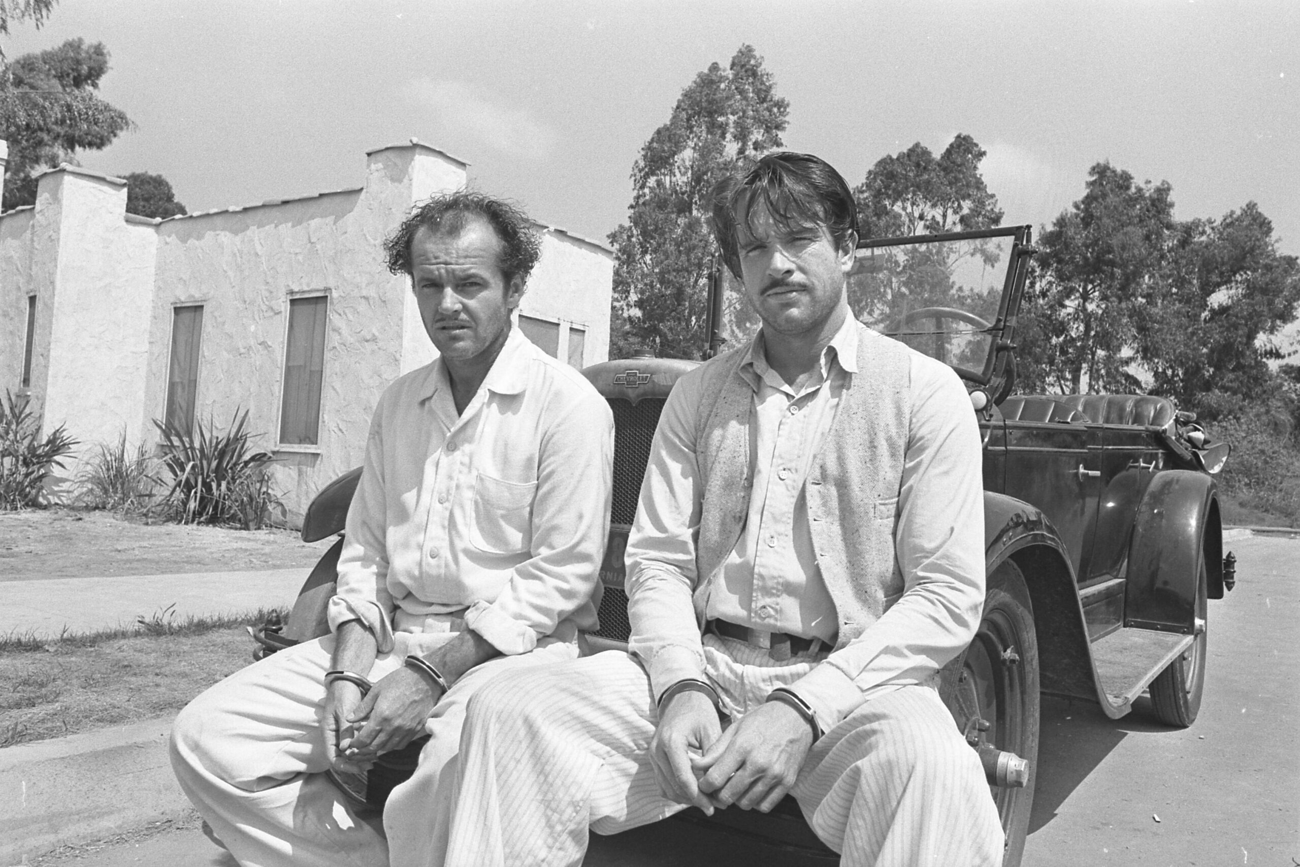 Jack_Nicholson_and_Warren_Beatty_during_filming_of_the_motion_picture__The_Fortune,__in_Los_Angeles,_Calif.,_1974